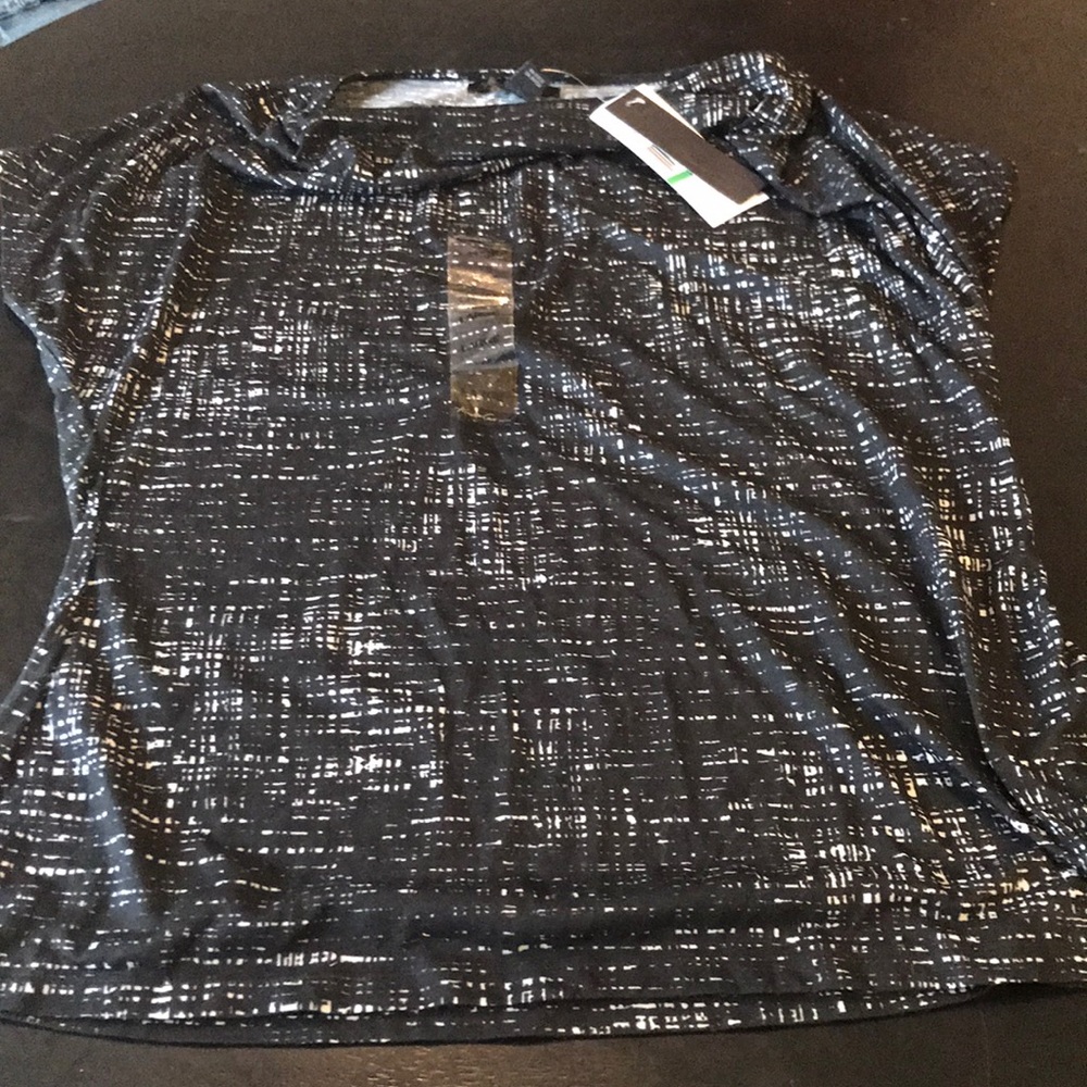 NWT Large Black / White Kenneth Cole Top 🌈